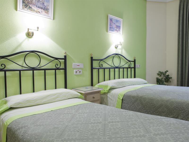 Hostal Los Alpes Madrid Exterior foto
