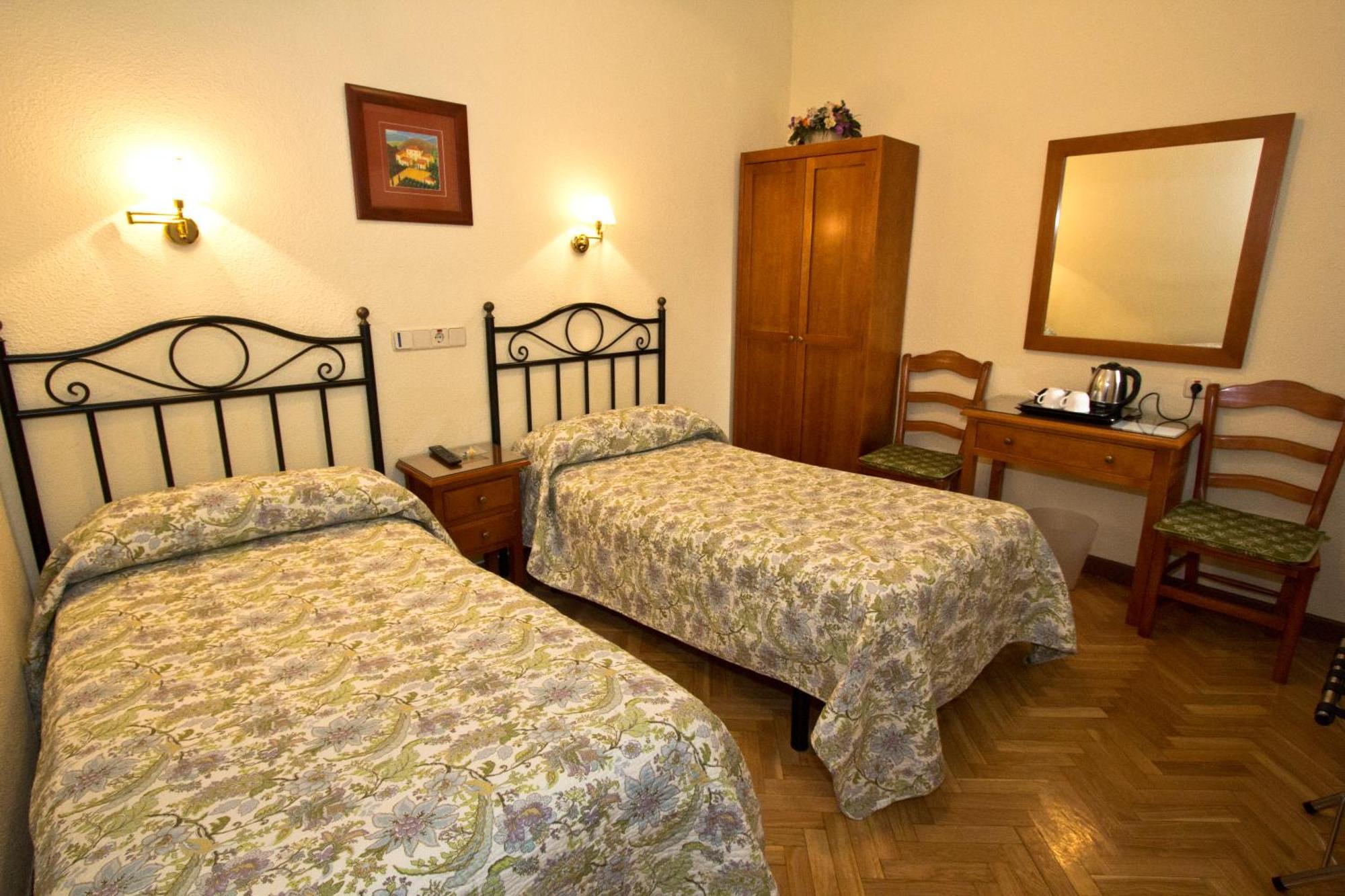Hostal Los Alpes Madrid Zimmer foto