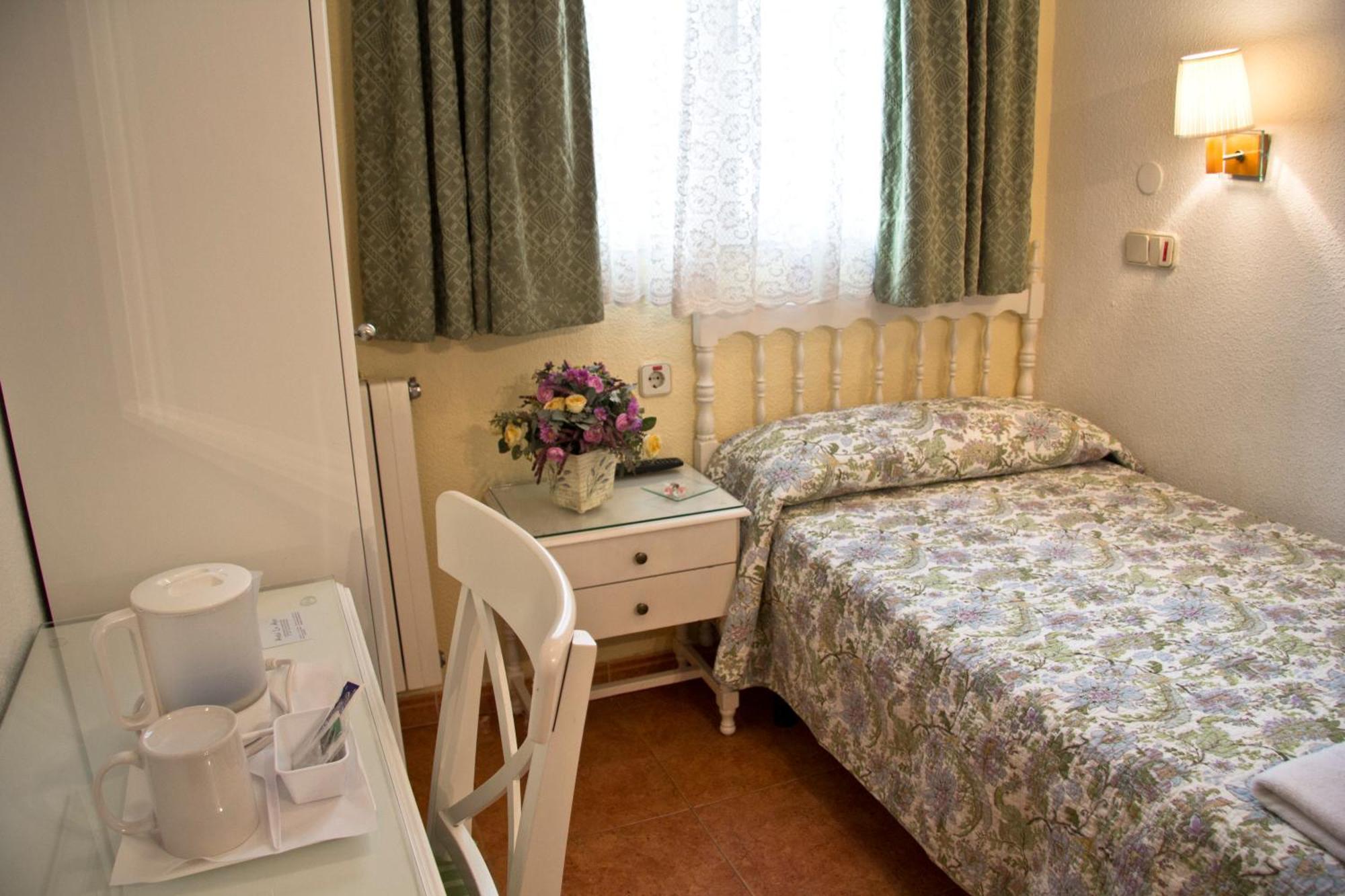 Hostal Los Alpes Madrid Zimmer foto