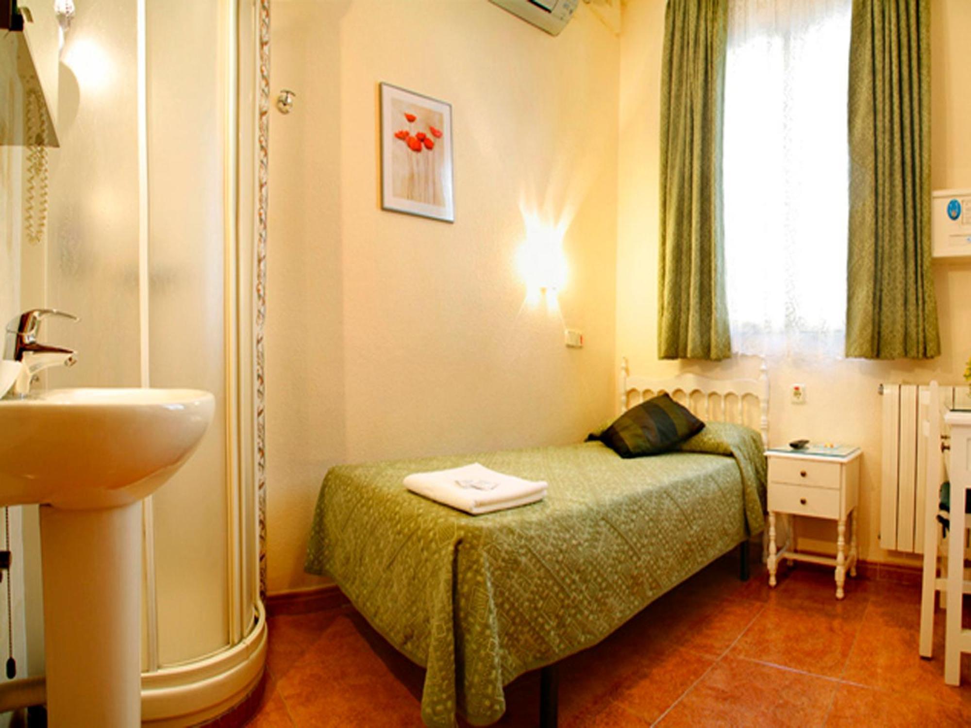 Hostal Los Alpes Madrid Zimmer foto