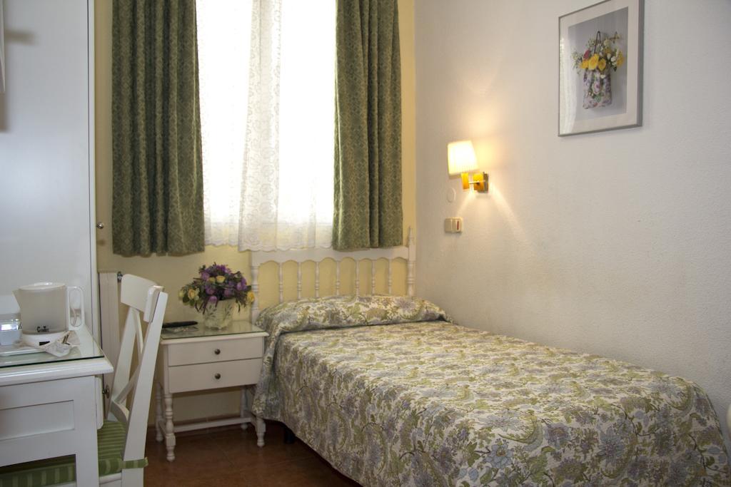 Hostal Los Alpes Madrid Zimmer foto