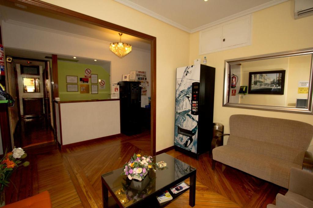 Hostal Los Alpes Madrid Exterior foto